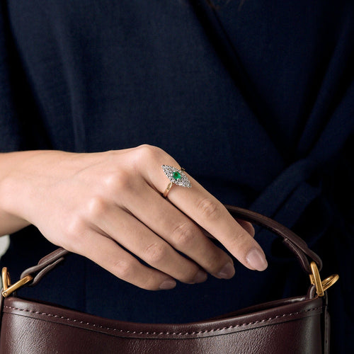 Bague 54 Bague marquise en or jaune et or blanc, émeraude et diamants 58 Facettes B250584