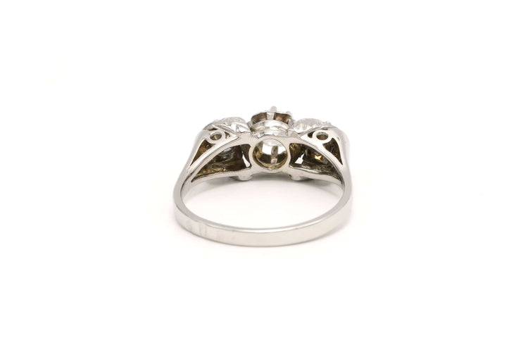 Moderne ring in witgoud bezet met diamanten