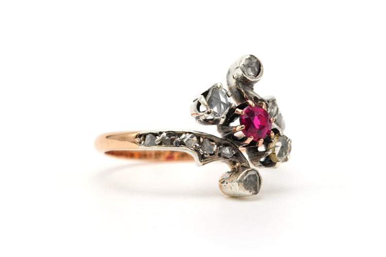 Пръстен Ар Нуво от жълто злато 18 карата и Сребро, инкрустиран с рубини и диаманти с розова "шлифовка" 