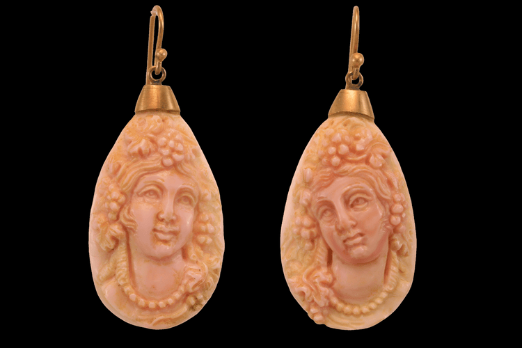 Gull øredobber med antikke koraller