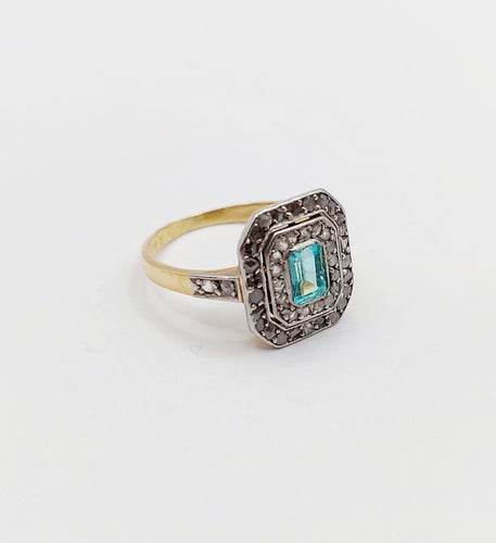 Ring Art Deco i 18k guld och Platina, smaragd och rosenstensslipade diamanter 