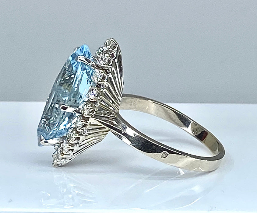 White gold, aquamarine and 18 diamond ring