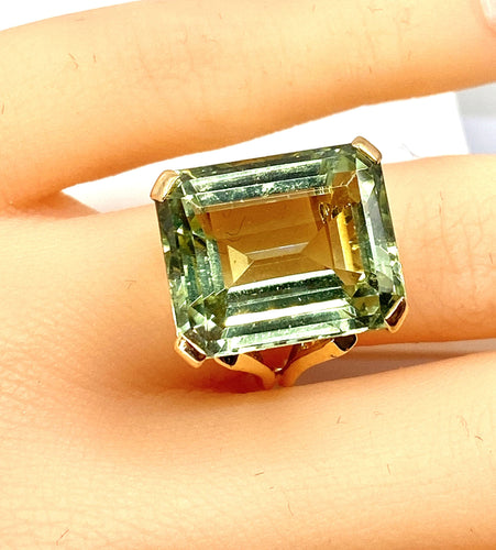 Anillo de oro amarillo y berilo verde de 20 quilates 