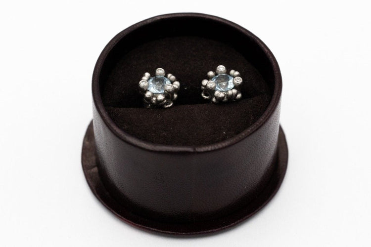 Boucles d'oreilles Boucles d'oreilles de créateur aigues-marines et diamants, Ole Lynggaard, fin du XXe siècle 58 Facettes 9559