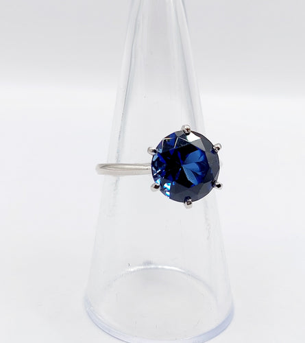 Bague 53.5 Bague solitaire Art déco en platine et saphir synthétique 4,50 carats 58 Facettes A04624