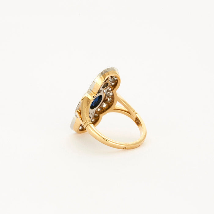 Ring in Art Deco-stijl in geel goud, platina, diamanten en saffiercentrum.