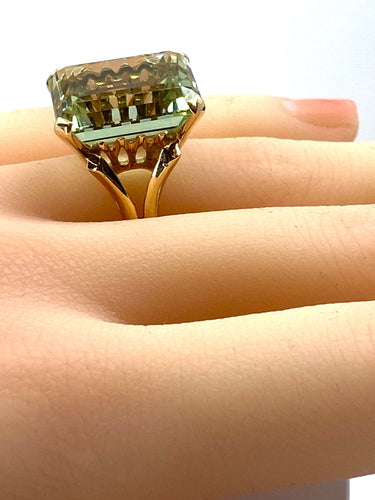 Anillo de oro amarillo y berilo verde de 20 quilates 