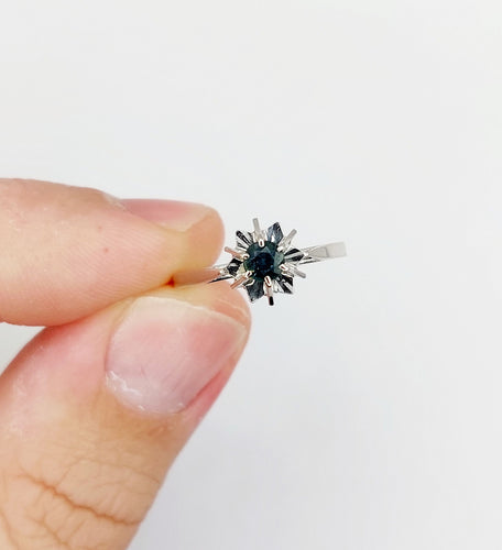 Bague 52 Bague solitaire art déco or blanc, saphir naturel, chaton pyramidal 58 Facettes A05525