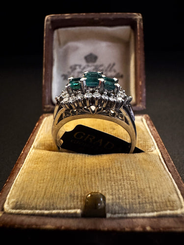 Bague 54 Bague en platine ornée d'émeraudes et de diamants 58 Facettes