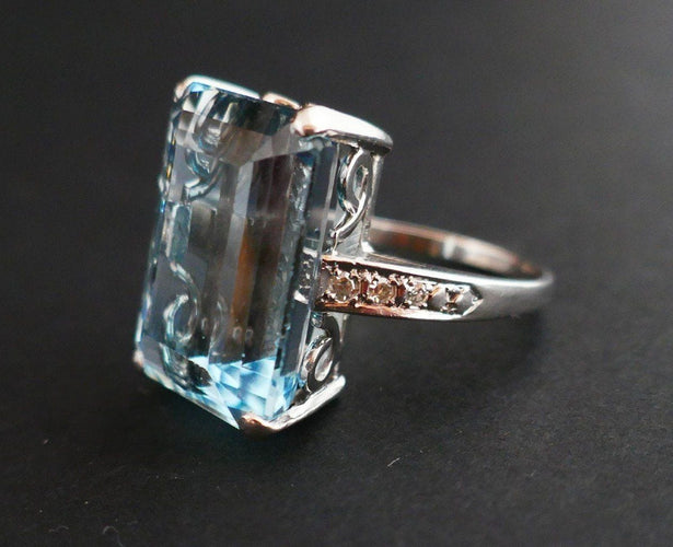 Bague 57 Bague sertie d'une Importante Aigue Marine épaulée de Diamants 58 Facettes