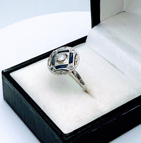 Okrągły pierścionek Art Deco z białego złota i Platyna wysadzany diamentami i szafirami 