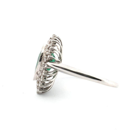Bague 61 Bague en or blanc avec émeraude centrale et diamants environnants 58 Facettes
