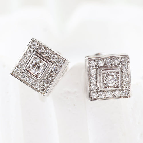 Boucles d'oreilles Boucles d'oreilles carrées à double halo en or blanc 18 carats et diamants 58 Facettes 135023E