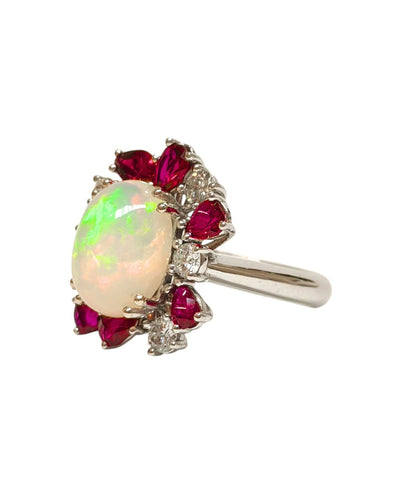 Bague 55 Bague avec Opale entourée de Rubis et Diamants 58 Facettes