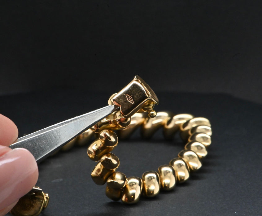 Goldenes Spiralarmband