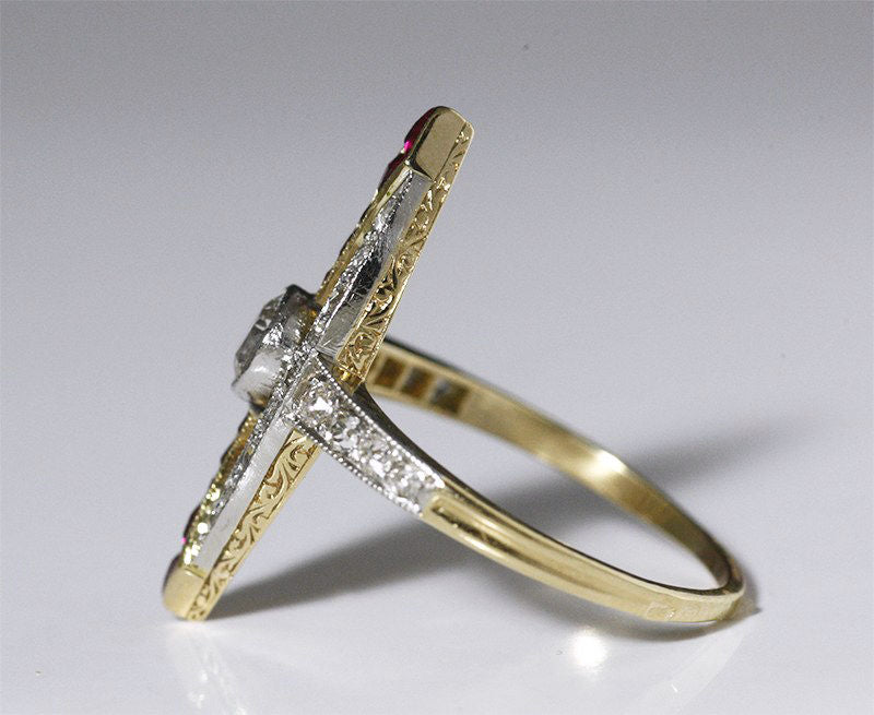 Markiesring in goud, platina, diamanten en robijnen Art Deco