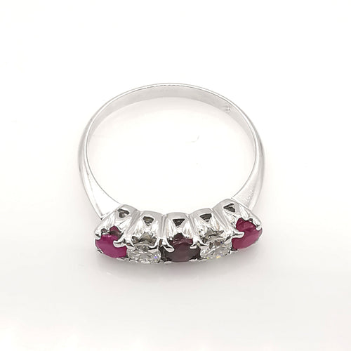 Bague 54 Bague en or 18 carats, rubis et diamants 58 Facettes