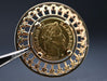 Broche Broche en Or 24 Carats Montée sur Dix Francs Napoléon III 58 Facettes