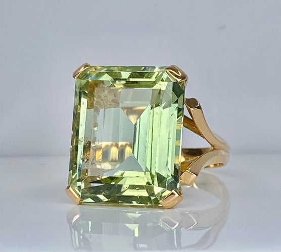 Anillo de oro amarillo y berilo verde de 20 quilates 