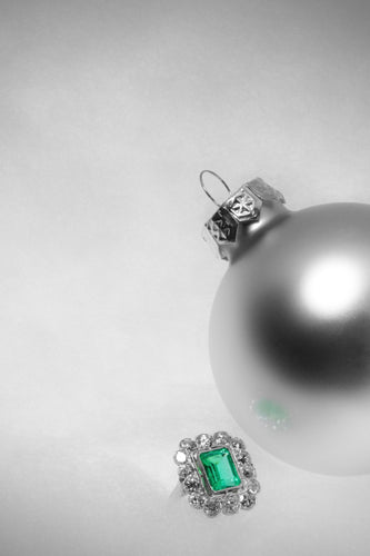 Poválečný luxus: zásnubní prsten se smaragdem a diamanty 