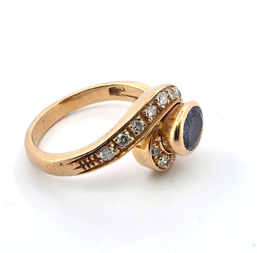 Bague 55 Bague en or jaune massif avec saphir central et diamants environnants 58 Facettes