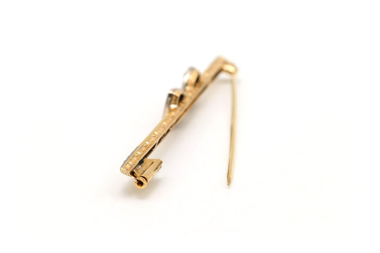 Broche Broche Art Déco en or jaune et blanc 18 carats sertie de saphirs et de diamants "taille" rose et "taille" old cut 58 Facettes 22536