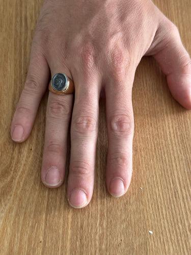 Intaglio ring in gold and hematite 