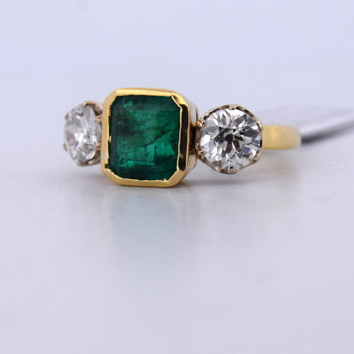 Bague 56 Bague vintage en or jaune 18 carats ornée d'une émeraude et de diamants 58 Facettes