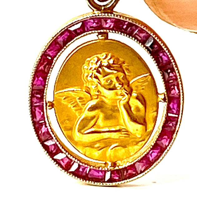 Medalla del ángel en oro amarillo, fechada en 1927.