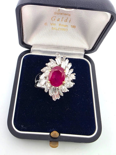 Bague 58 Magnifique bague en or blanc ornée d'un rubis de Birmanie et de diamants 58 Facettes