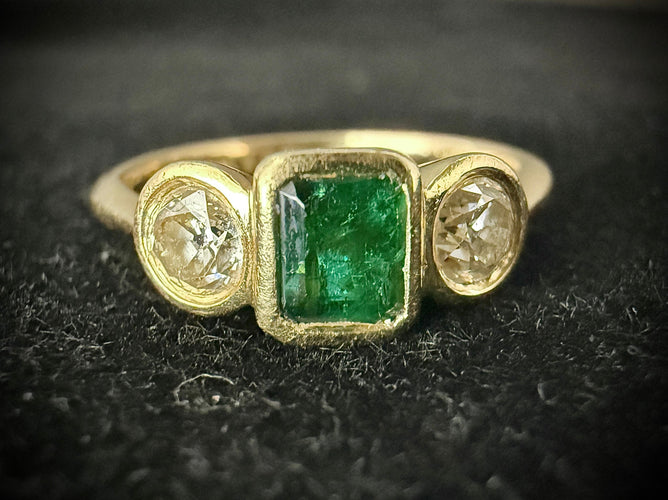 Bague 54 Bague en or jaune sertie d'une émeraude et deux brillants 58 Facettes