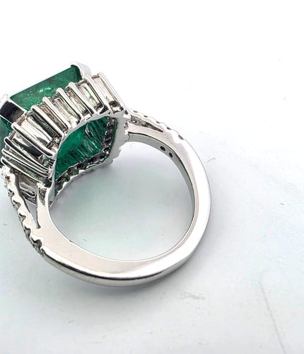 Bague 48 Bague en or blanc avec émeraude et diamants 58 Facettes