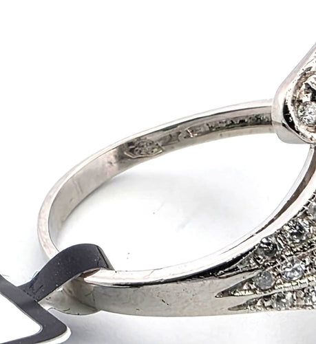 Platinainen sormus, jossa on merkittävä keskimmäinen timantti ja timantteja 