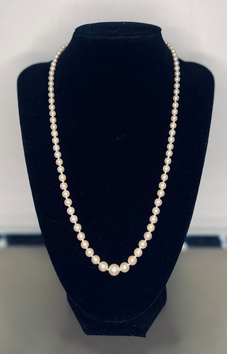 Necklace 91 akoya cultured pearls falling gold and diamond clasp