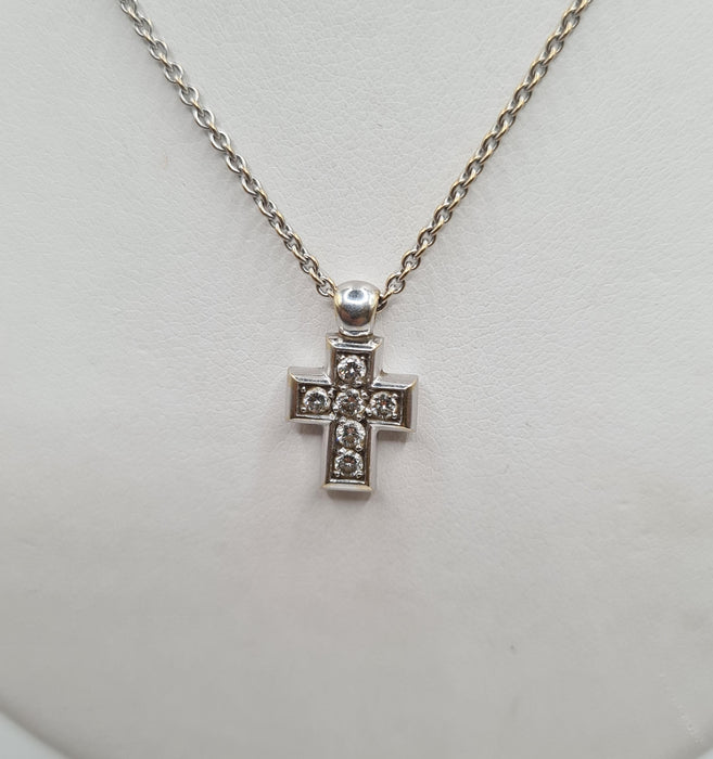 Collana con croce in oro bianco e pendente con diamanti