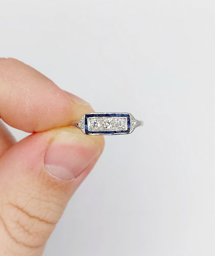 Bague 49 Bague jarretière art déco, platine diamants et saphirs calibrés 58 Facettes A02496