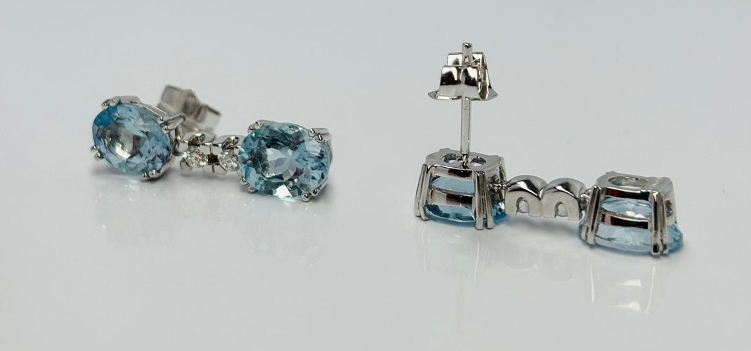 Boucles d'oreilles Boucles d'oreilles contemporaines en or blanc serties d'aigues-marines de 6,05 ct et de diamants de 0,20 ct 58 Facettes Q251B