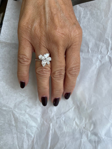 Bague Bague en or blanc 18 carats avec fleur solitaire en diamant 58 Facettes P756