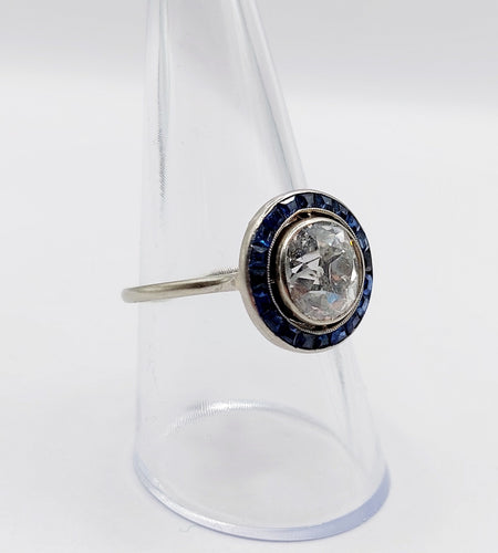 Bague 57.5 Bague cible art deco or blanc 18k diamant taille ancienne 2,40 carat et saphirs calibrés (circa 1920) 58 Facettes A06140