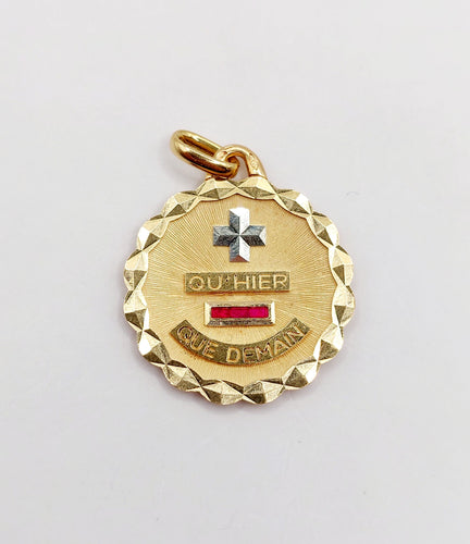 Pendentif AUGIS - Pendentif médaille d'amour or et rubis - "Plus qu'hier moins que demain" 58 Facettes A05409