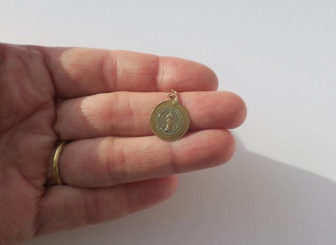 Pendentif Médaille pendentif biface XIXe N.D. de Fourvière en or jaune 18k 58 Facettes