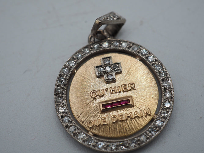 Pendentif Médaille Augis or diamants 58 Facettes