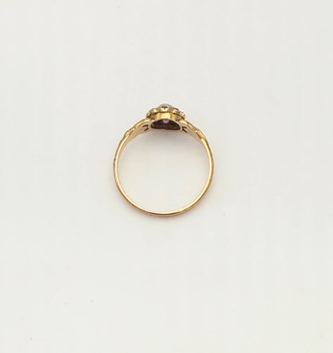 Bague 56.5 Ancienne bague fleur or jaune sertie de rubis et perle 58 Facettes