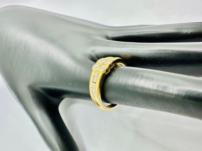 Prsten ze žlutého zlata a diamantu