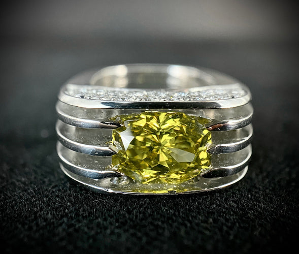 Bague 56 Bague en platine serti d'un diamant jaune taille radiant de 3,28 carats 58 Facettes