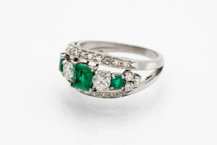 Bague 54 Bague unique en platine ornée d'émeraudes et de diamants. 58 Facettes 10363