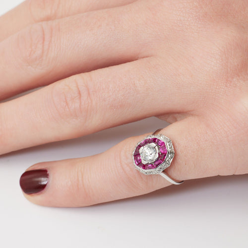 Bague 51 BAGUE ART DECO RUBIS CALIBRES ET DIAMANTS OR GRIS 18K 58 Facettes