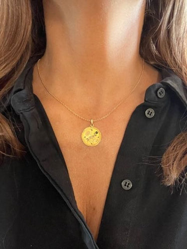 Pendentif Médaille ancienne Aout , époque Art Nouveau 58 Facettes