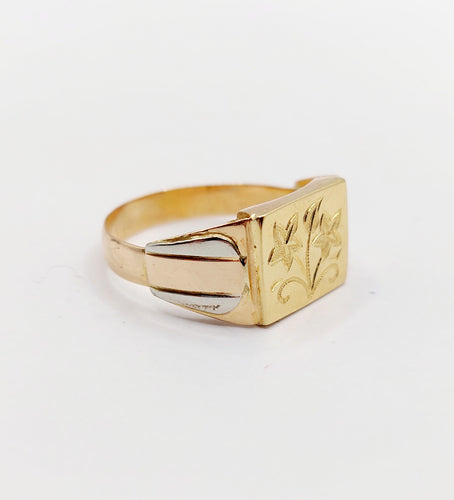 Bague 55.5 Bague chevalière antique fleurs finement ciselées en trois ors 18k 58 Facettes A06432