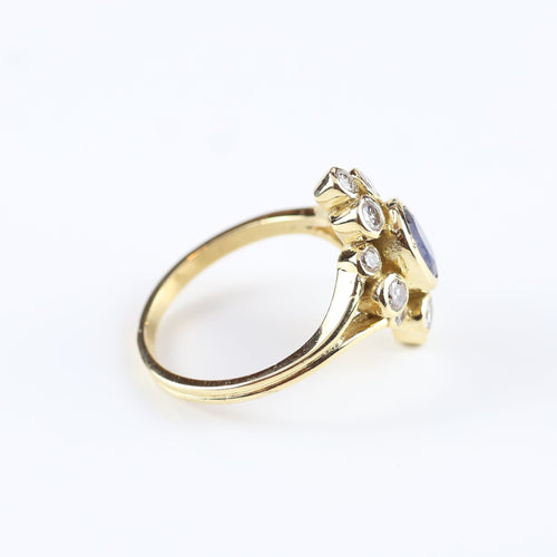 Anillo vintage en oro amarillo de 18 quilates engastado con un zafiro y diamantes 